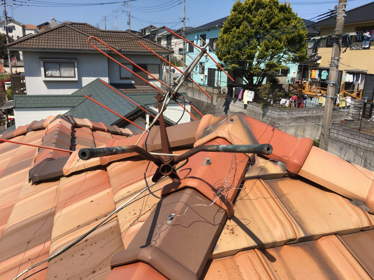 北九州市八幡西区にてアンテナが倒れたのを撤去＆デザインアンテナ取り付けと費用。かなり高い屋根上はヒヤヒヤとの戦い。